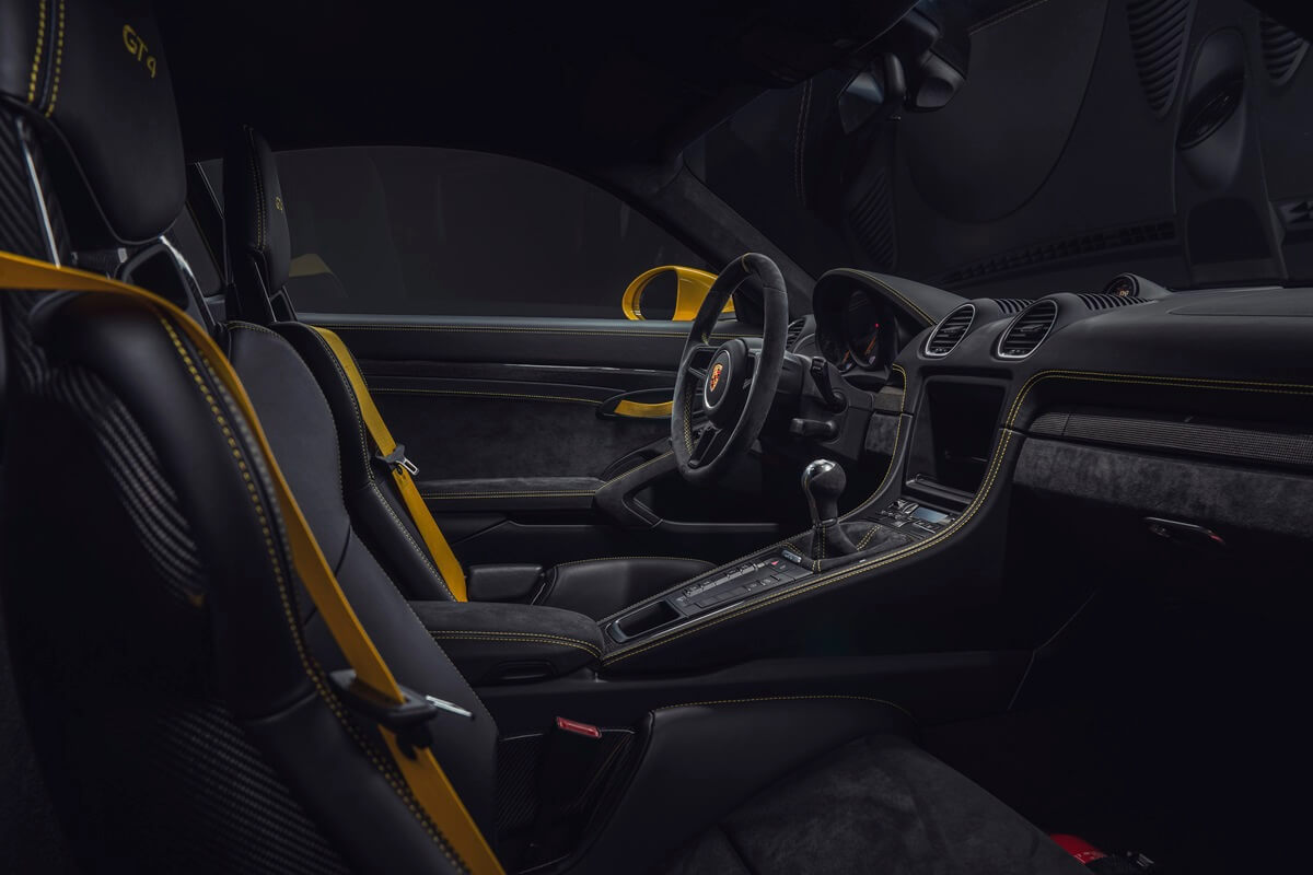 Porsche 718 Cayman GT4 manual RWD 2024