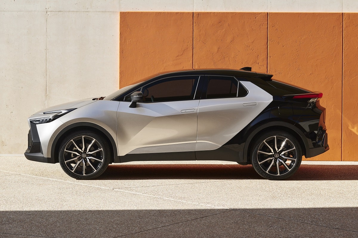 Toyota C-HR 2.0L VVT-i PHEV automatic FWD 2024